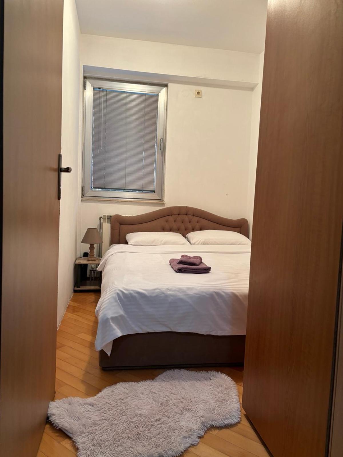 Lovely Square Apartment Purple Velvet Skopie Habitación foto