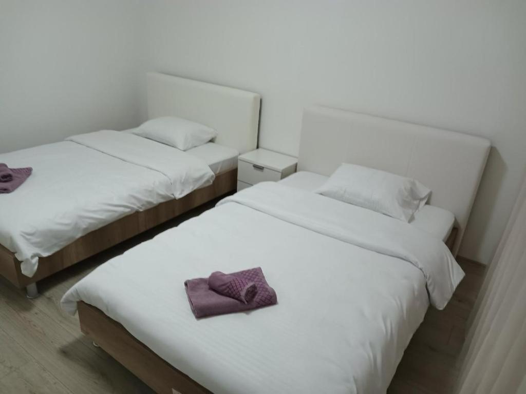 Lovely Square Apartment Purple Velvet Skopie Habitación foto