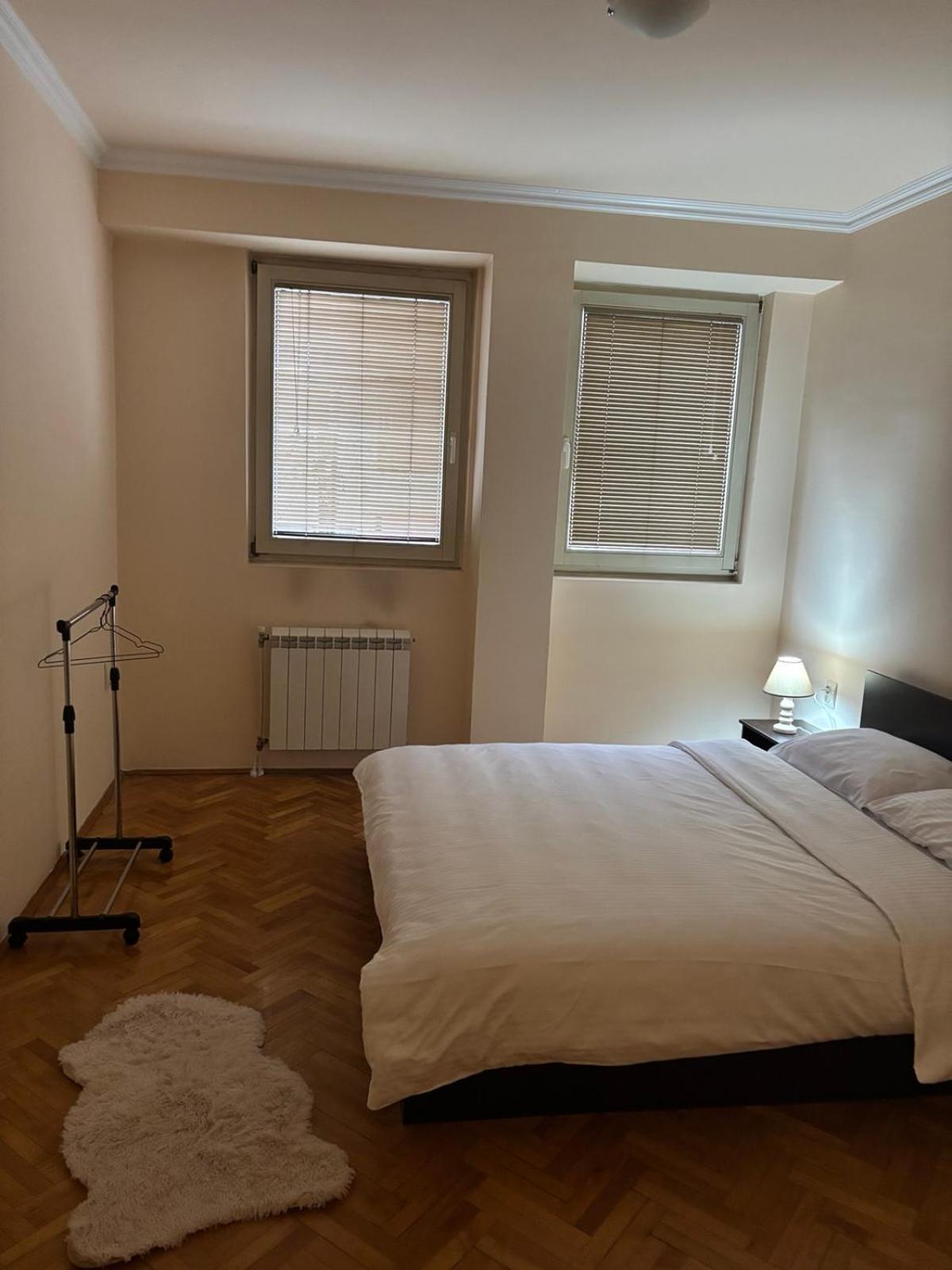 Lovely Square Apartment Purple Velvet Skopie Habitación foto