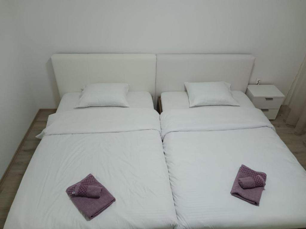 Lovely Square Apartment Purple Velvet Skopie Habitación foto