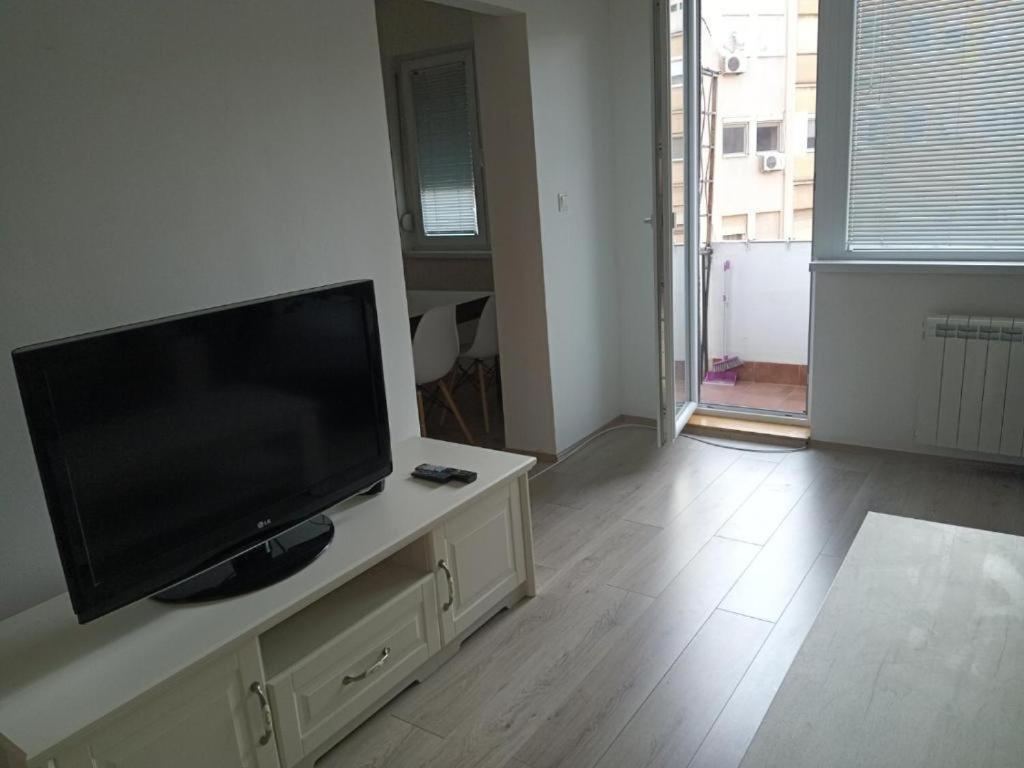 Lovely Square Apartment Purple Velvet Skopie Habitación foto