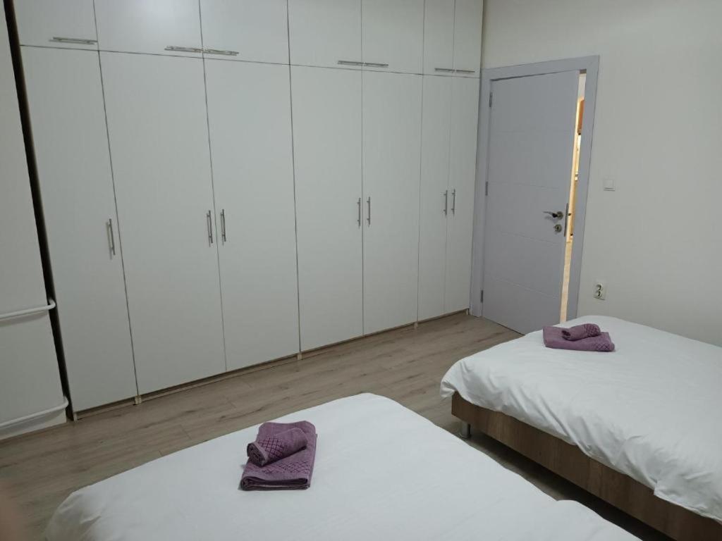 Lovely Square Apartment Purple Velvet Skopie Habitación foto