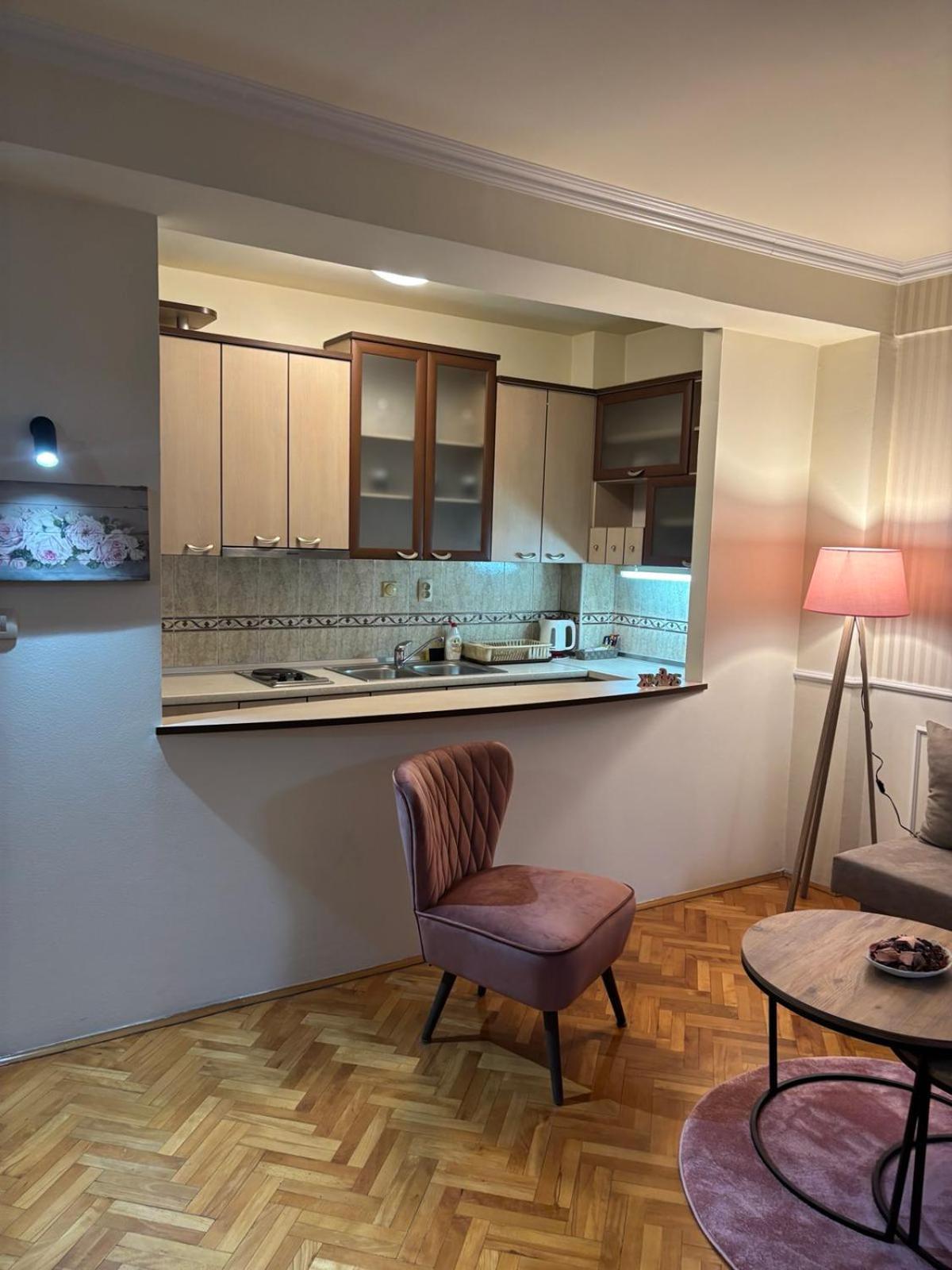 Lovely Square Apartment Purple Velvet Skopie Habitación foto