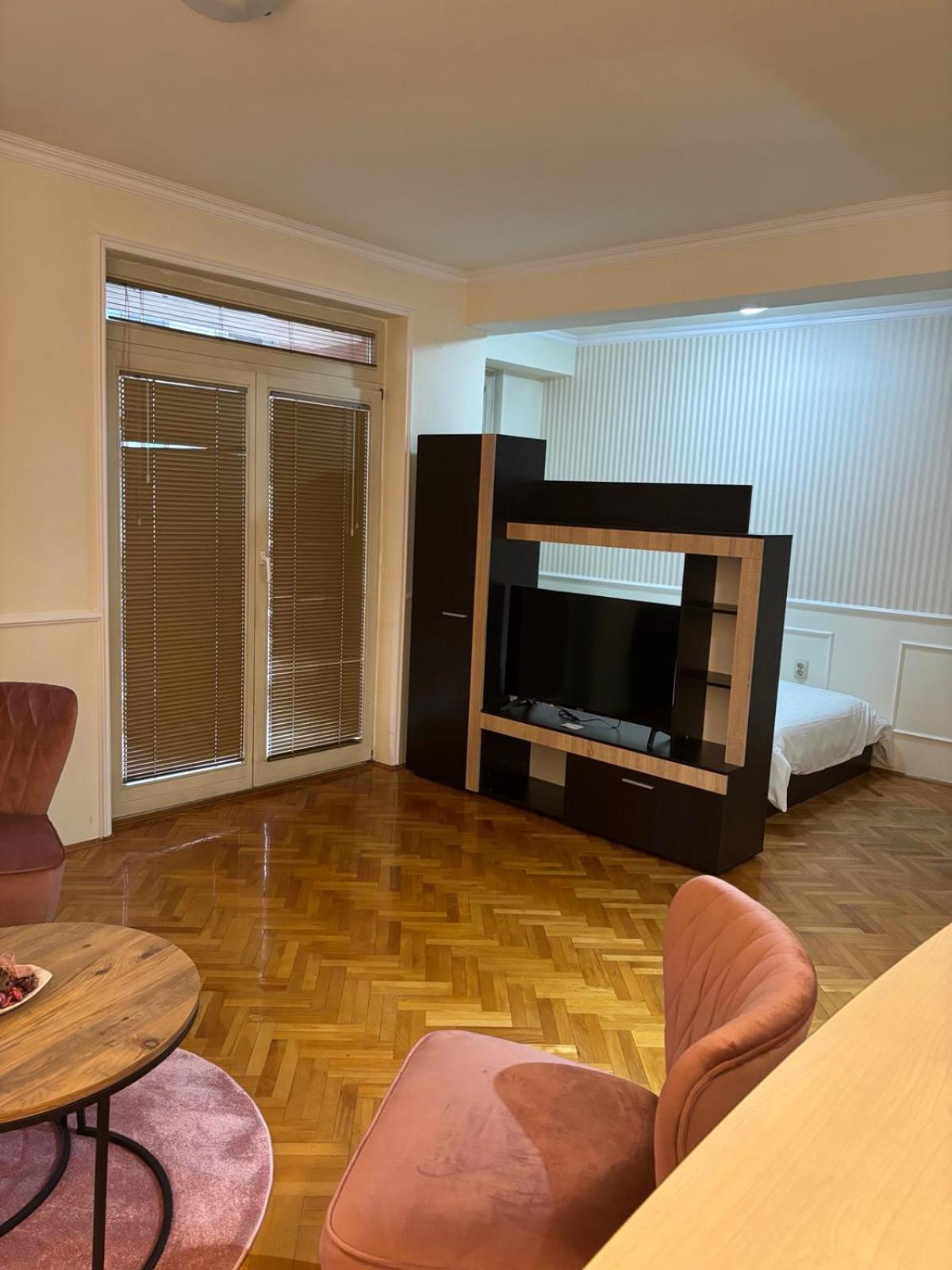 Lovely Square Apartment Purple Velvet Skopie Habitación foto